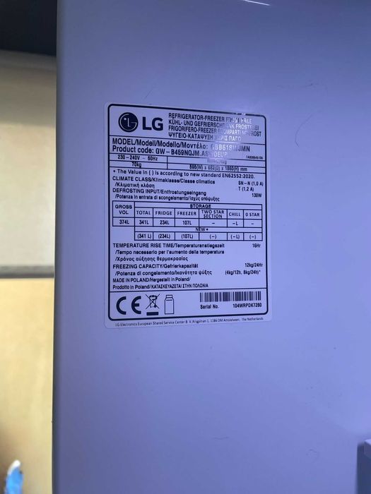 Frigorífico Combinado Usado com 3 anos. Apenas tem um pequeno toque