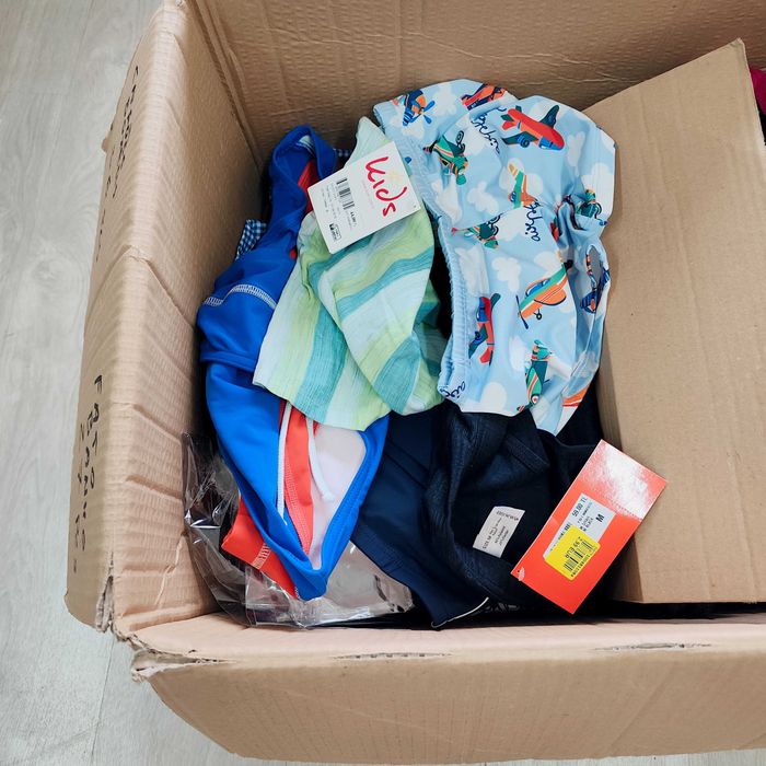 Lote de bikinis e fatos banho 350 peças