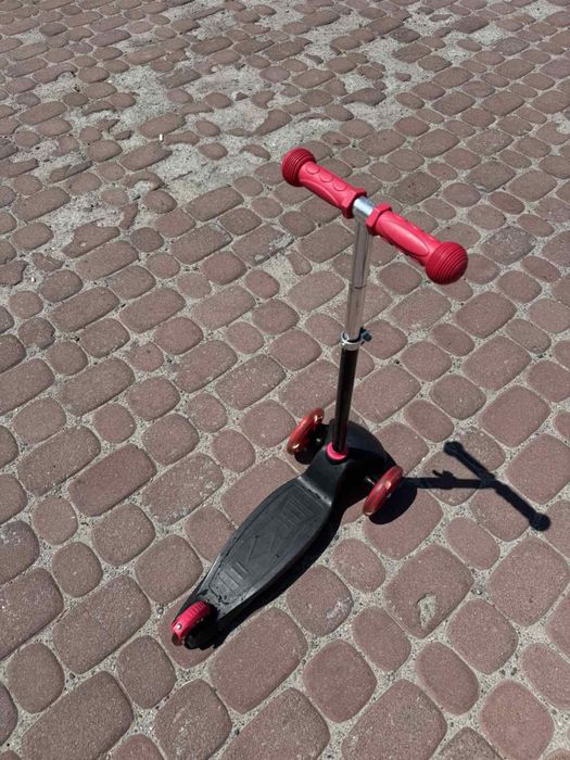 Дитячий трехколімний самокат