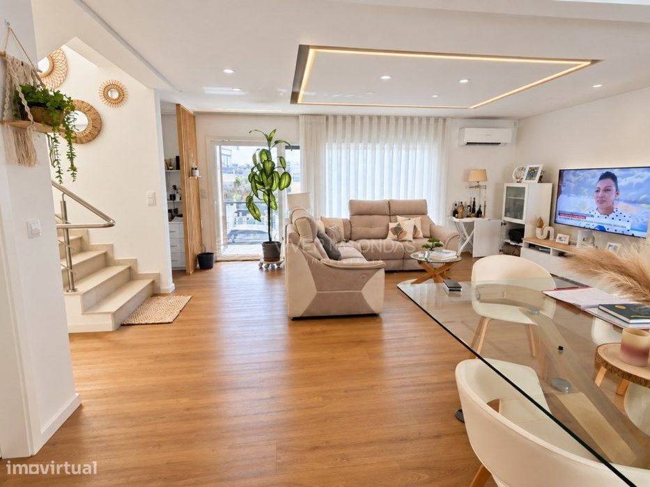 Moradia c/ Piscina Aquecida, Domótica e Garagem, na Sobreda - Almada.