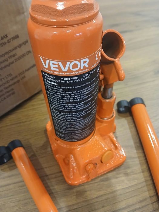 Macaco hidráulico de garrafa da marca VEVOR.