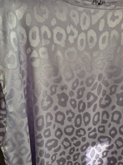 Śliczna elegancka bluzka z żakardowym wzorem w panterke