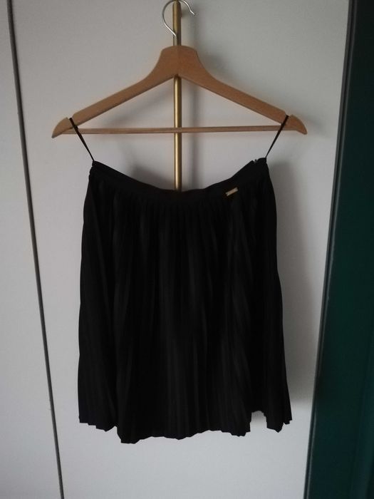 Elegancks plisowana czarna klasyczna spódnica na święta