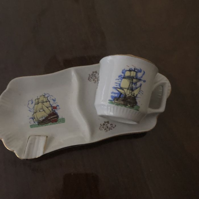 Chavena de cafe com pires e cinzeiro