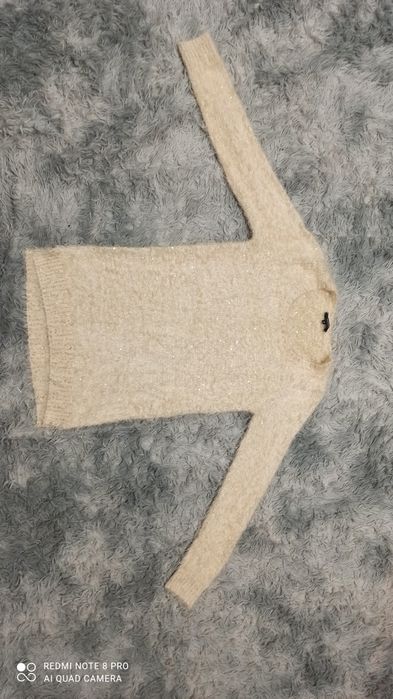 Piękny elegancki sweter z cekinami mieniący