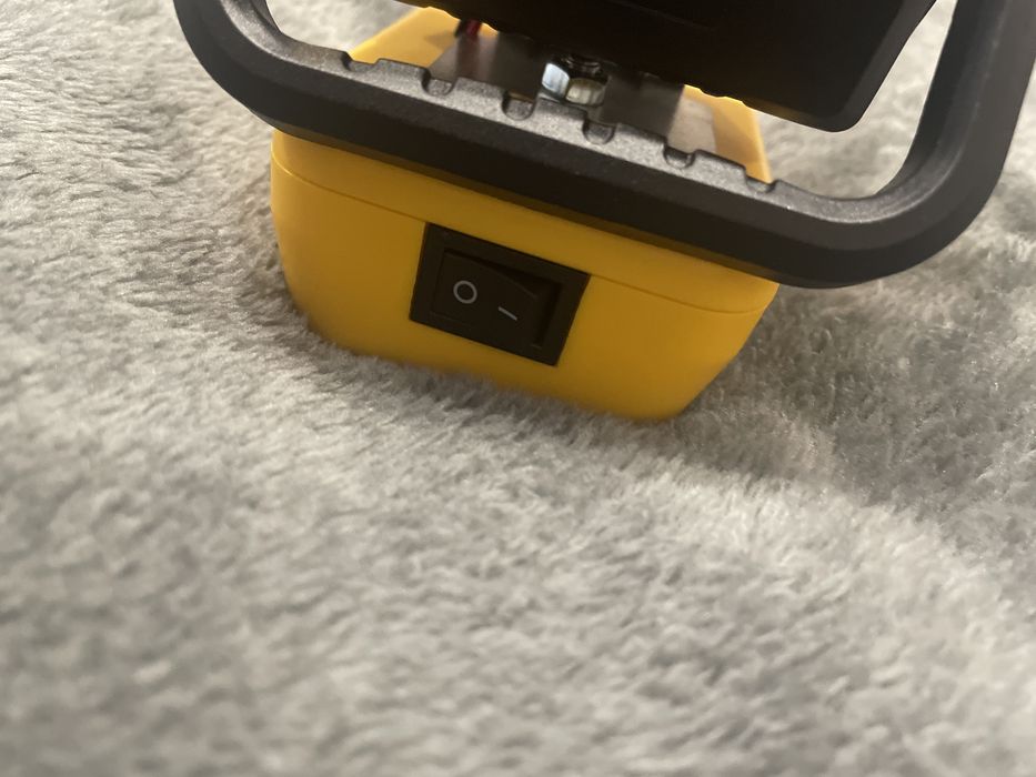 Якісна яскрава зручна лампа прожектор з ручкою на dewalt акумулятор но