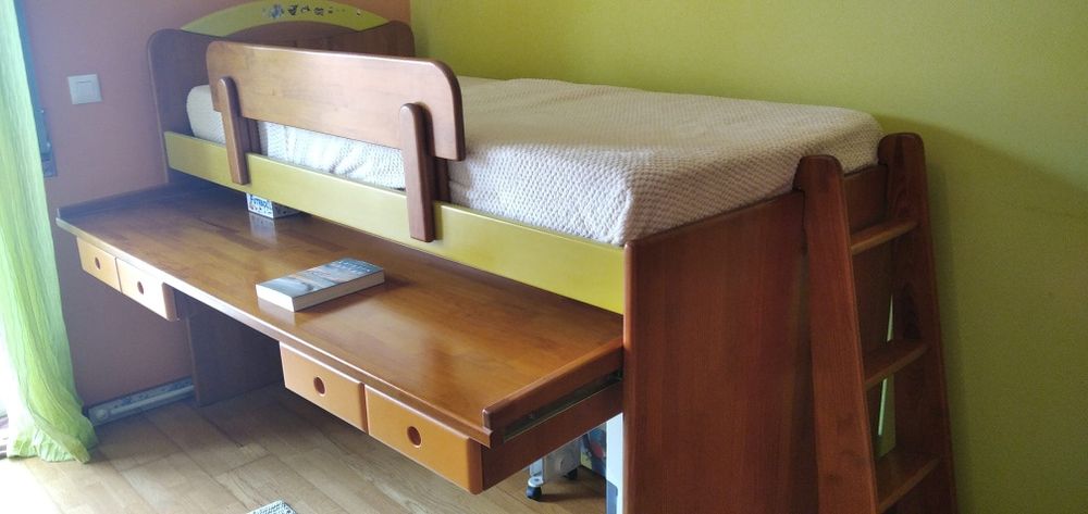 Mobília de quarto em madeira