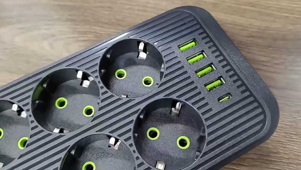 Сетевой фильтр-удлинитель с предохранителем 6 розетками 4 USB,1 Type-C тройник, переноска 2500 Вт Черный