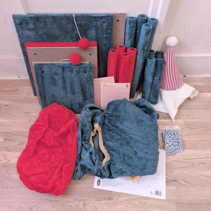 TIAKI Drapak Świąteczna Wieża z Prezentami dla Kotów 40x40x125cm