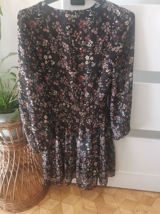 Sukienka jesienna w kwiaty Reserved sm
