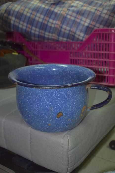 Penico vintage em esmalte azul – padrão salpicado