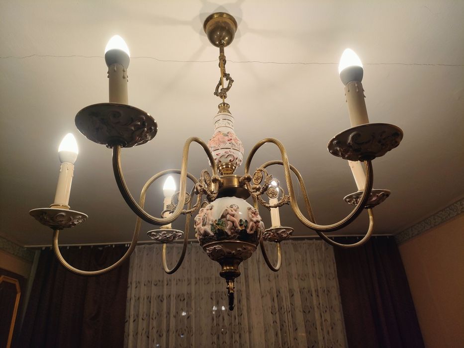 Duży porcelanowy żyrandol w aniołki Stan BDB