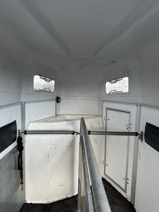 Kat b Dmc 1400 kg Przyczepa  do przewozu 2 koni ,zwierzat .