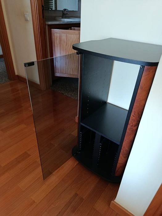 Móvel de Apoio / Aparelhagem com Porta de Vidro e Rodas