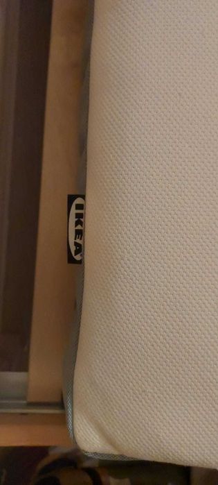 Cama de Casal com Colchão e Mesa de Cabeceira (em perfeito estado)