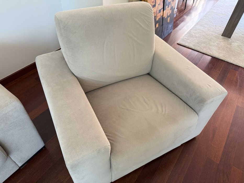 Conjunto de Sofás Brancos (2 e 3 Lugares)