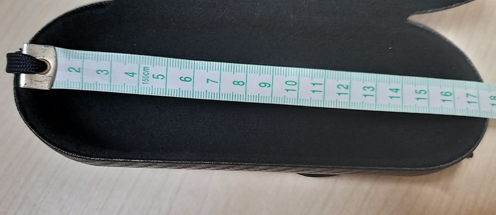 Caixa de óculos Oakley.