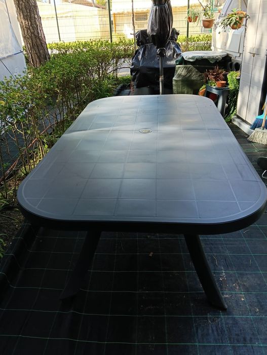 Mesa extensível em resina