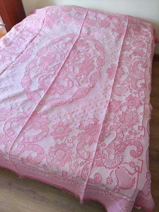 Colcha bordada para cama