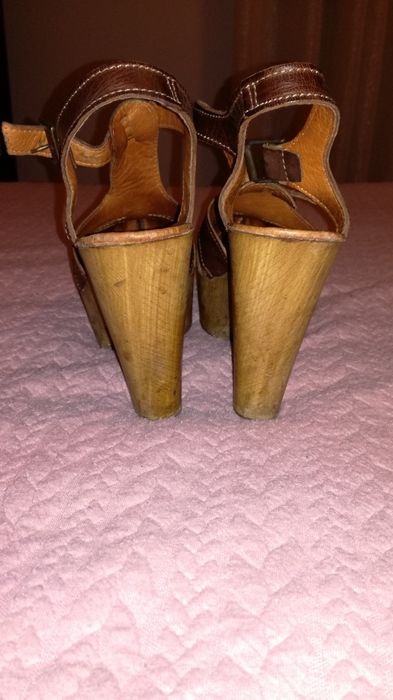 Sandálias em pele (última baixa de preço)