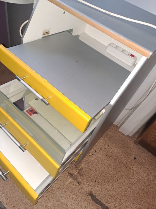 Стіл з витяжкою, зеркала для салонів красоти.