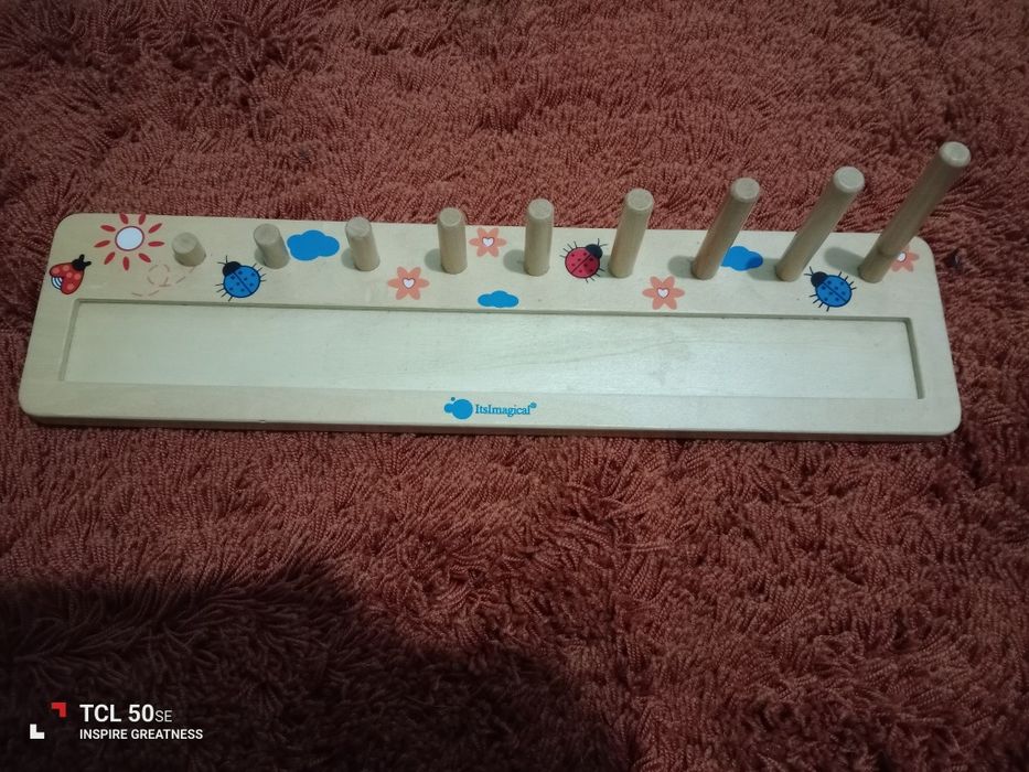 Brinquedo interativo em madeira.