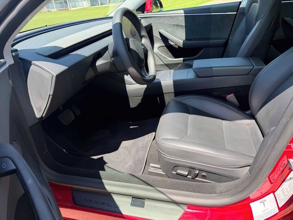 Tesla Model 3 Long Range      2025