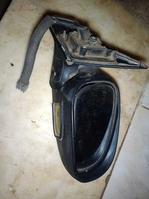 Espelho elétrico completo direito com pequenos riscos