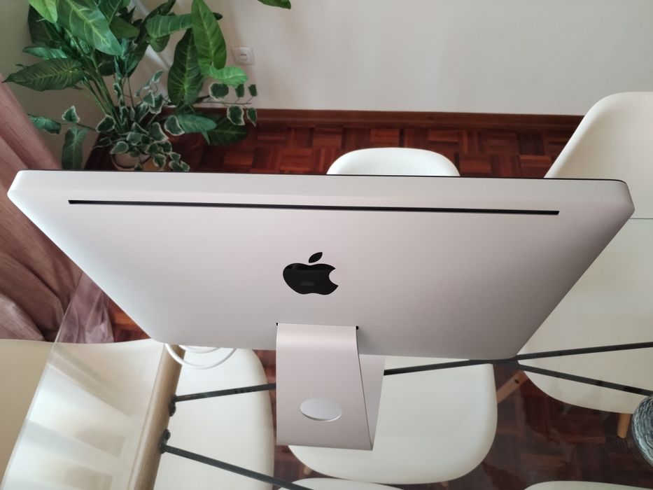 iMac Apple com teclado e rato