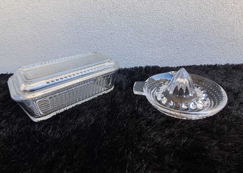 Lote utensílios de cozinha em vidro: Pyrex + espremedor citrinos + manteigueira