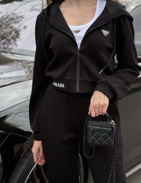 Жіночий костюм Prada