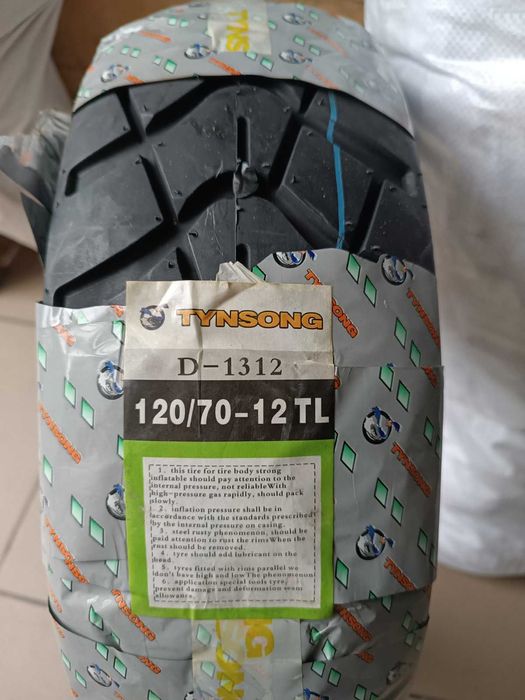 Покришка 120.70-12 фірми TYNSONG безкамерна на скутер
