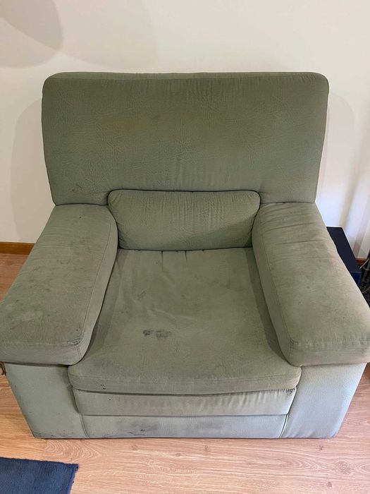 Sofás verde em tecido.