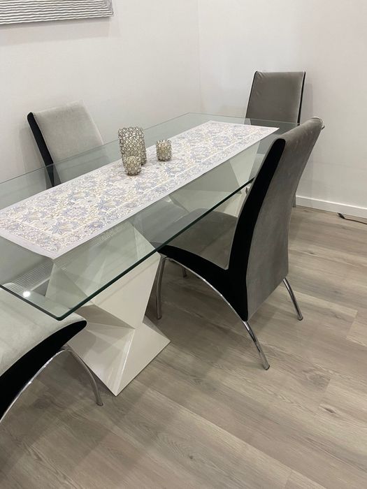 Mesa de jantar com 4 cadeiras