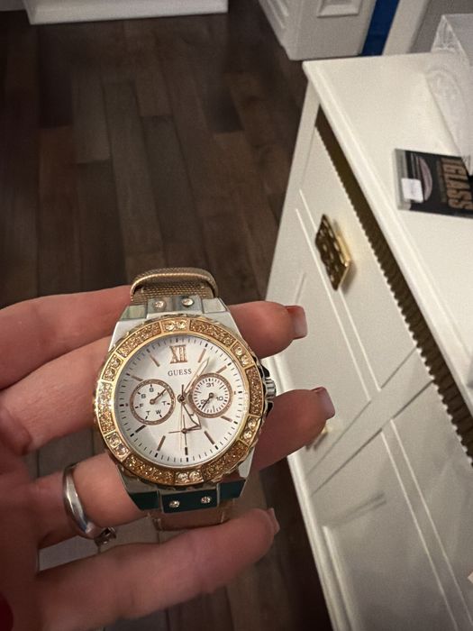 Часы GUESS все часы рабочий в отличном состояни ) цена указана за онду моделькакая пригленеться )
