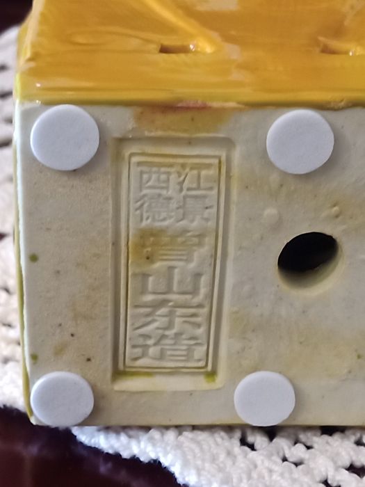 Cães de fu / foo em porcelana chinesa de cor amarelo assinados na base