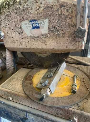 Maquina de corte de bancada da conceituada marca Diamant Boart.