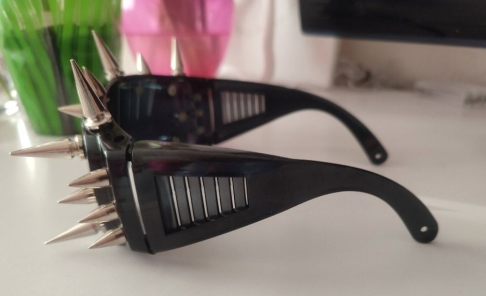 Нові молодіжні чорні окуляри від сонця з шипами беленсіага