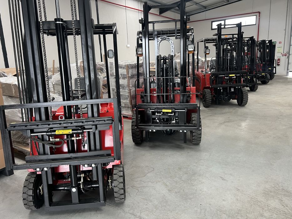 Empilhadores elétricos  1,2T e 2T e 3T novos elevação 3mt