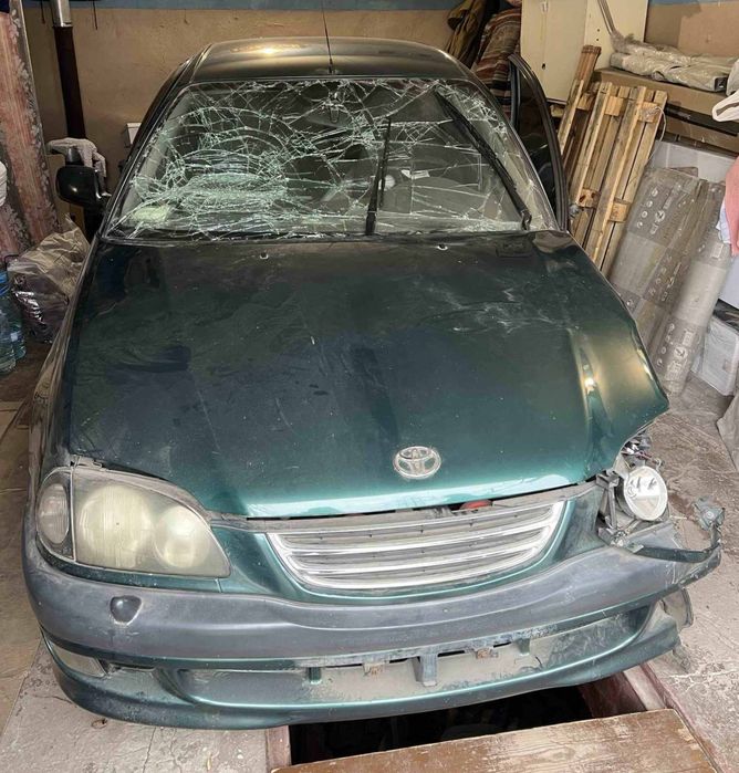 Тойота Avensis 1999