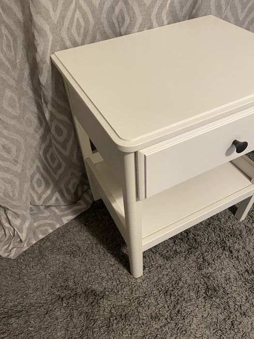 mesa cabeceira branca com puxador