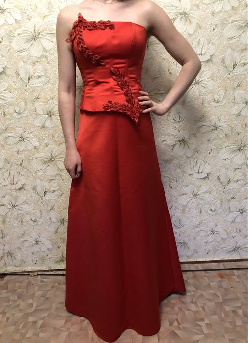 Платье подружки невесты. Красный костюм для дружки.