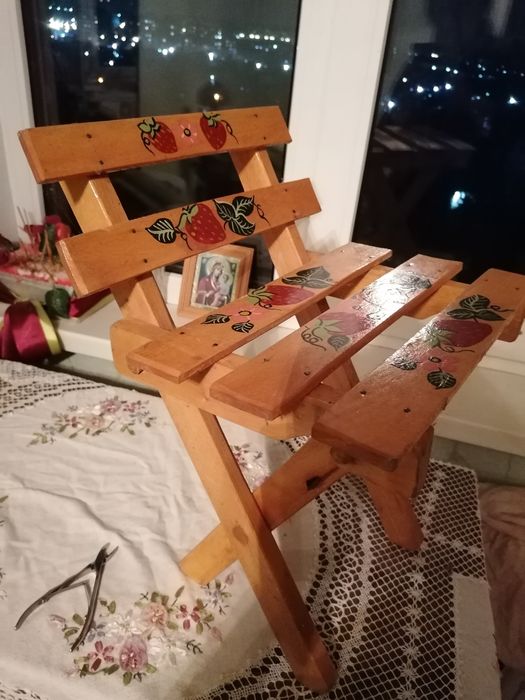 Дерев'яні стільці.