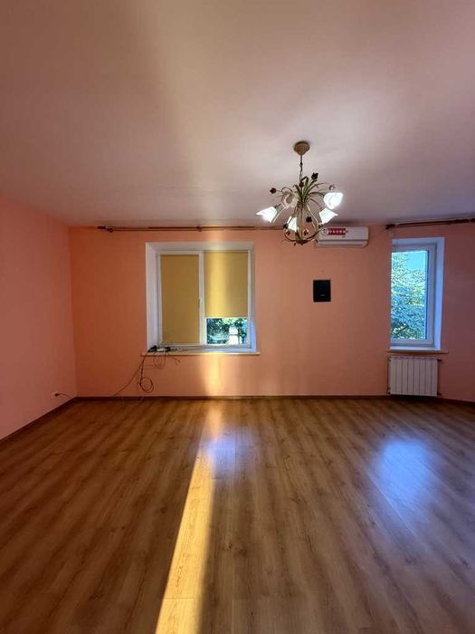 3-к біля Парку Перемоги, поверх 4/5, цегляний будинок, площа - 120 кв/м