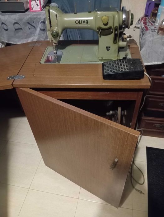 Vende-se rodas e máquina de costura