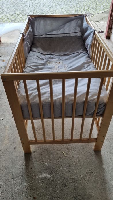 Cama de bebe em madeira com estrado com niveis d altura