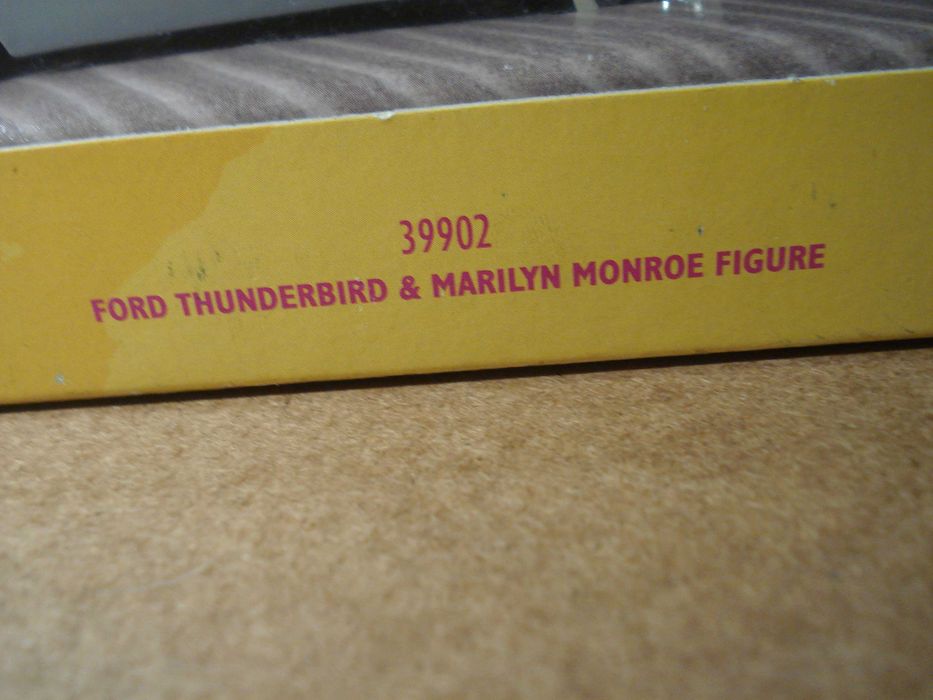 Miniatura Corgi Toys 39902 Marilyn Monroe & Ford Thunderbird