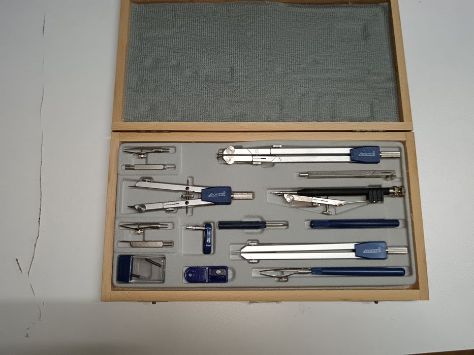 Conjunto de compassos para desenho técnico da marca Architetto.