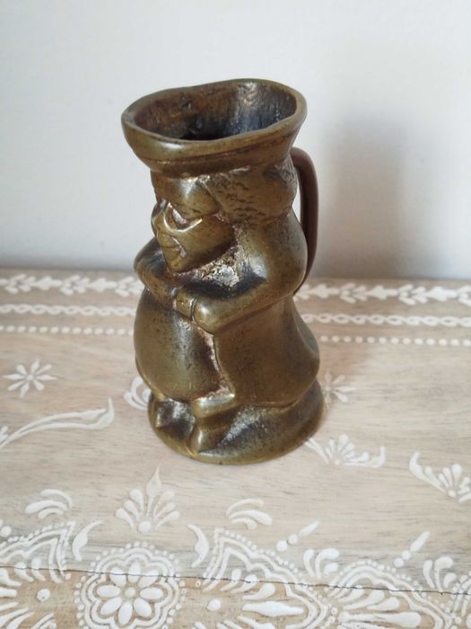 Antigo e curioso Jarro miniatura, latão maciço
