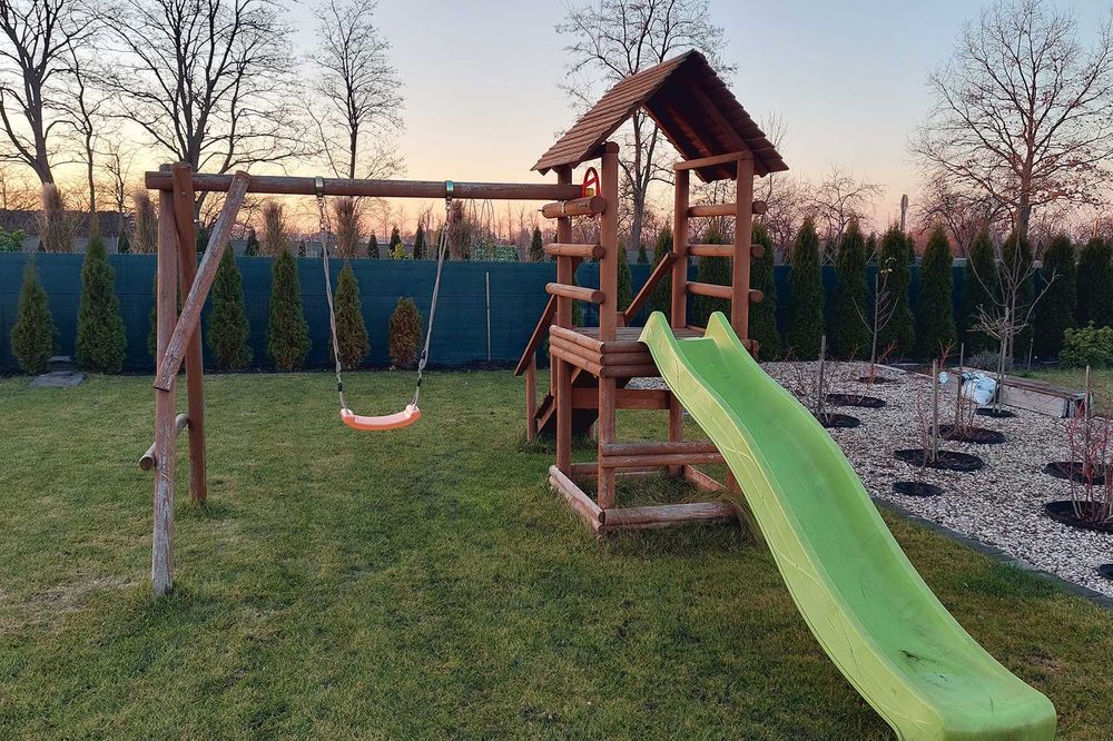 Domek dla dzieci, huśtawka, zjeżdżalnia